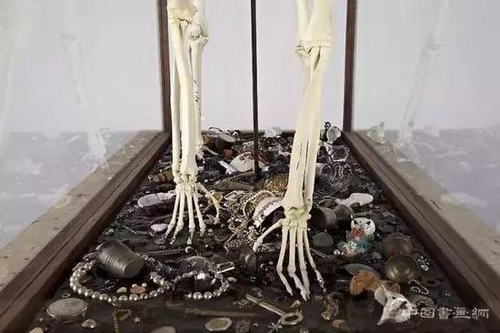 淘出来的作品？烟斗灰混合着威士忌底子的装置作品