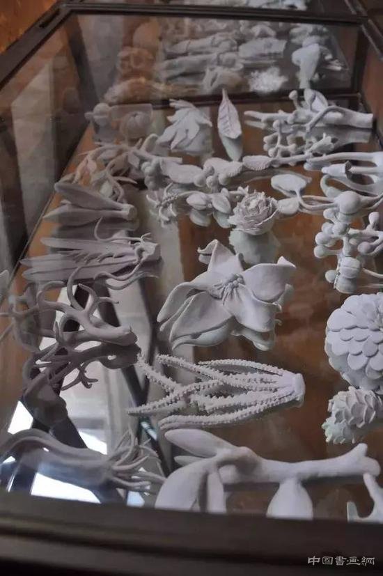 淘出来的作品？烟斗灰混合着威士忌底子的装置作品