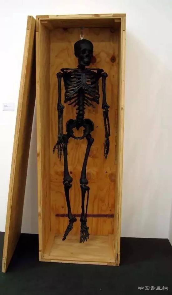 淘出来的作品？烟斗灰混合着威士忌底子的装置作品