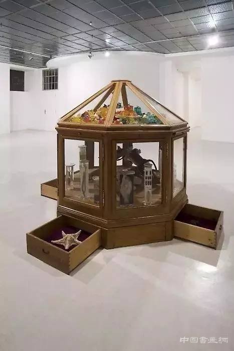 淘出来的作品？烟斗灰混合着威士忌底子的装置作品