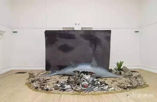 淘出来的作品？烟斗灰混合着威士忌底子的装置作品